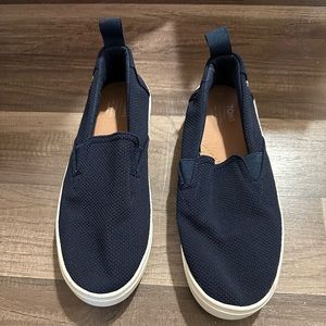 Boys slip on toms